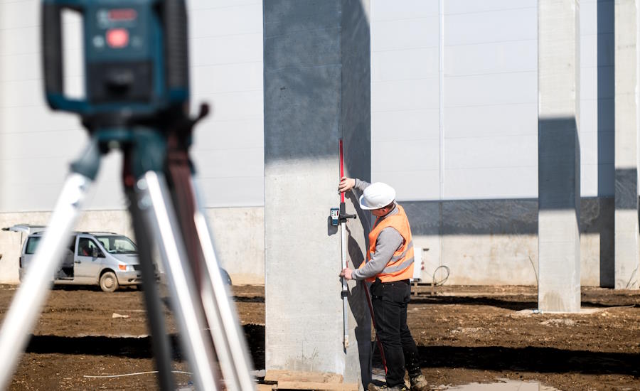 rotationslaser även kallad planlaser dessa verktyg projicerar ett eller flera laserplan beroende på modell och kan mäta långa sträckor med stor noggrannhet här används det i kombination med en lasermottagare då mätningen sker utomhus i dagsljus där den röda strålen kan vara svår att se med blotta ögat